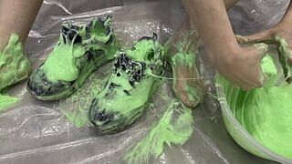 Разрушение кроссовок (кроссовок) суперлипкой слизью - порно видео