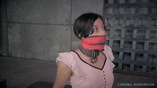 Миниатюрная брюнетка в металлическом бондаже - порно видео