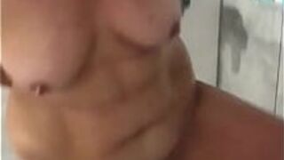 Мамочка голая в душе - порно видео