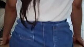 Религиозную с узкой джинсовой юбкой очень богато трахнули - порно видео
