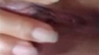 Худенькая тайская милфа показывает свою маленькую киску - порно видео