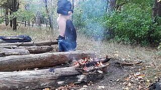 Трахаю в рот и кончаю в рот моей девушке в темном лесу - Девочки летают до оргазма - порно видео